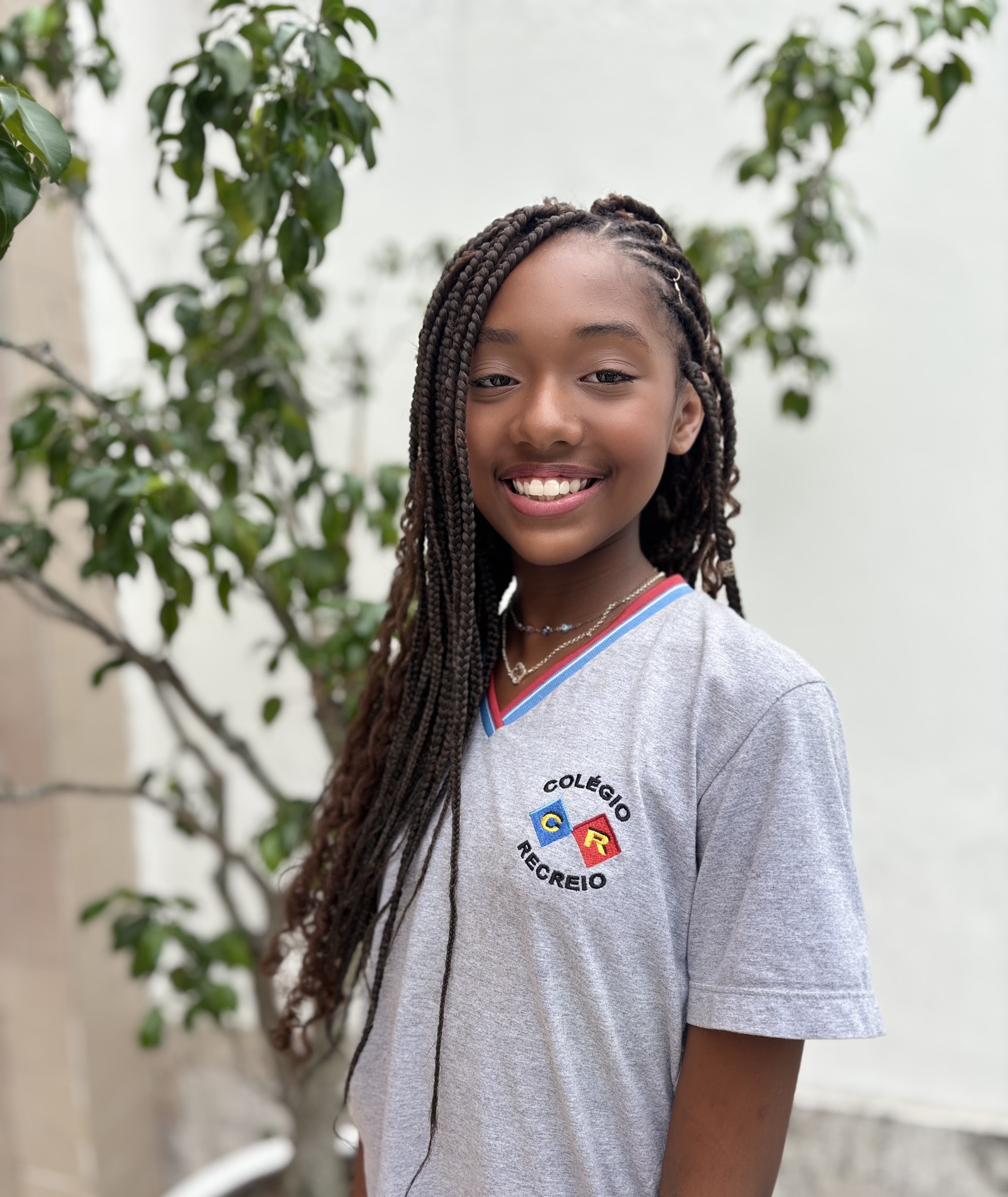 Aluna do 9º ano sorrindo com confiança